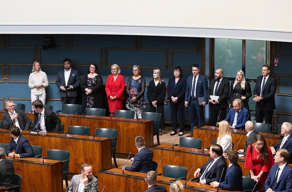 Uudet kansanedustajat aloittamassa työtään