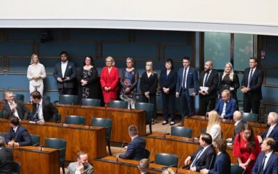 Uudet kansanedustajat aloittamassa työtään